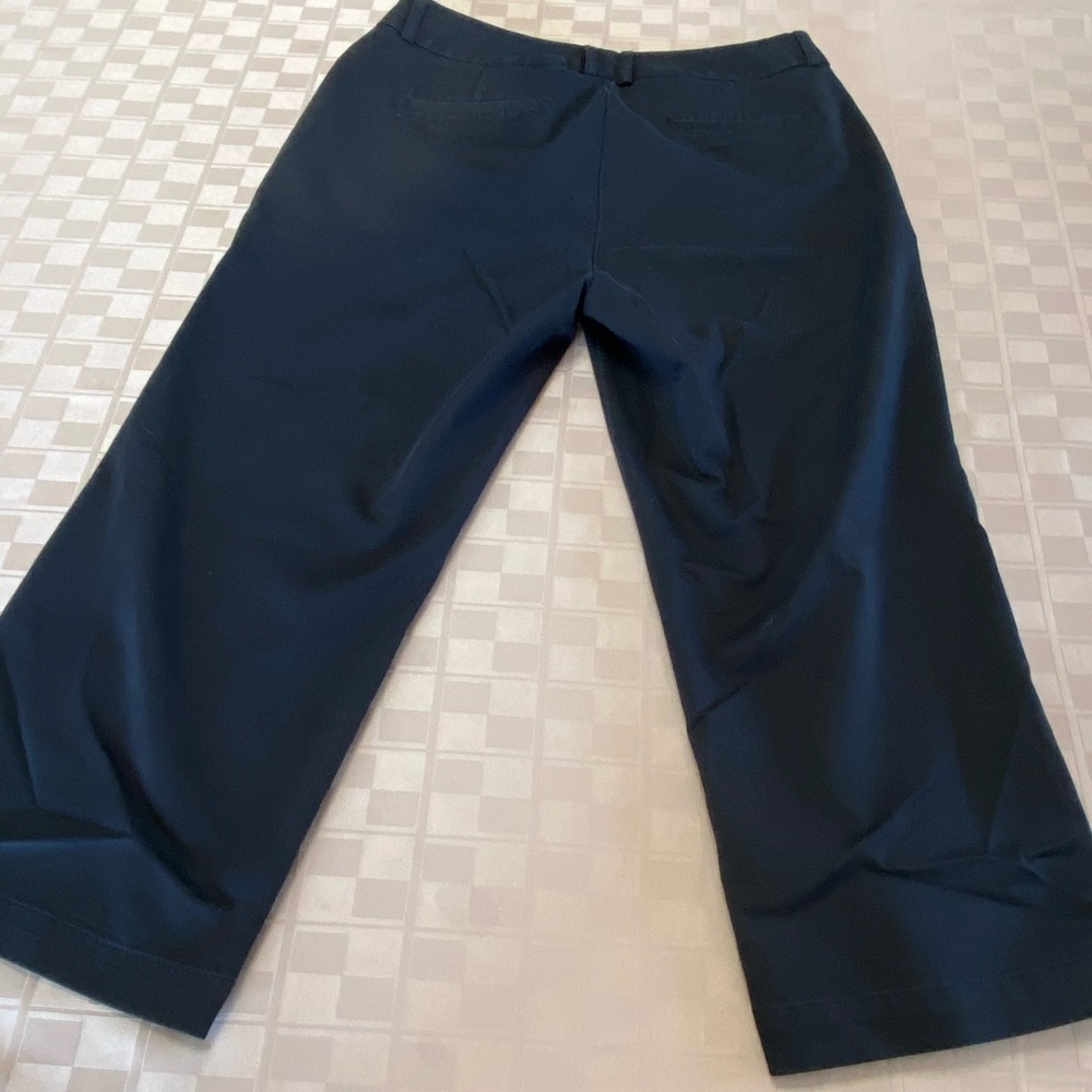 EUC Dockers Womens Size 10 (30) X 22 Black Metro Capris Tab & Zipper Mid Rise